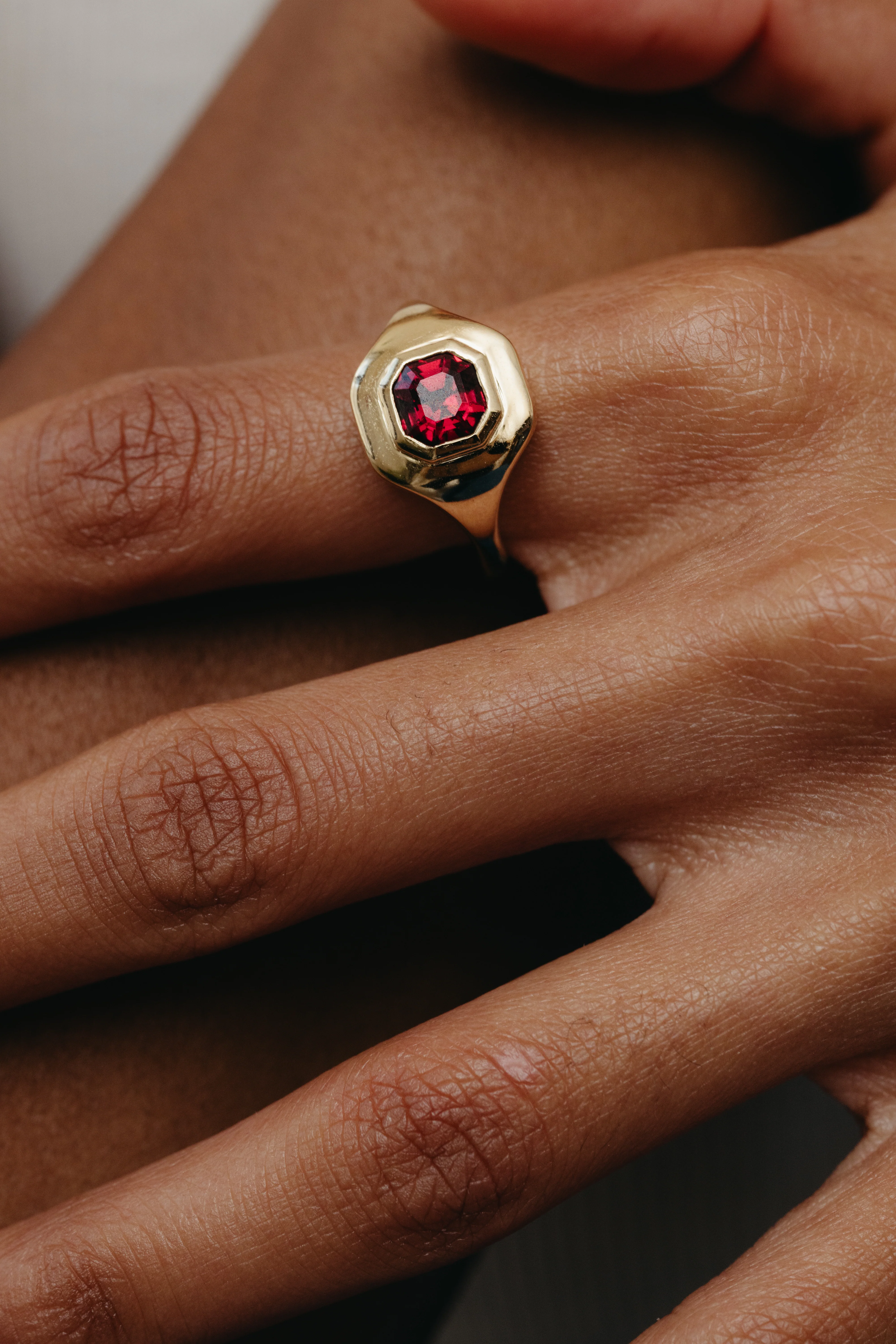 1.50ct Rhodolite Ripple Ring - Image 2