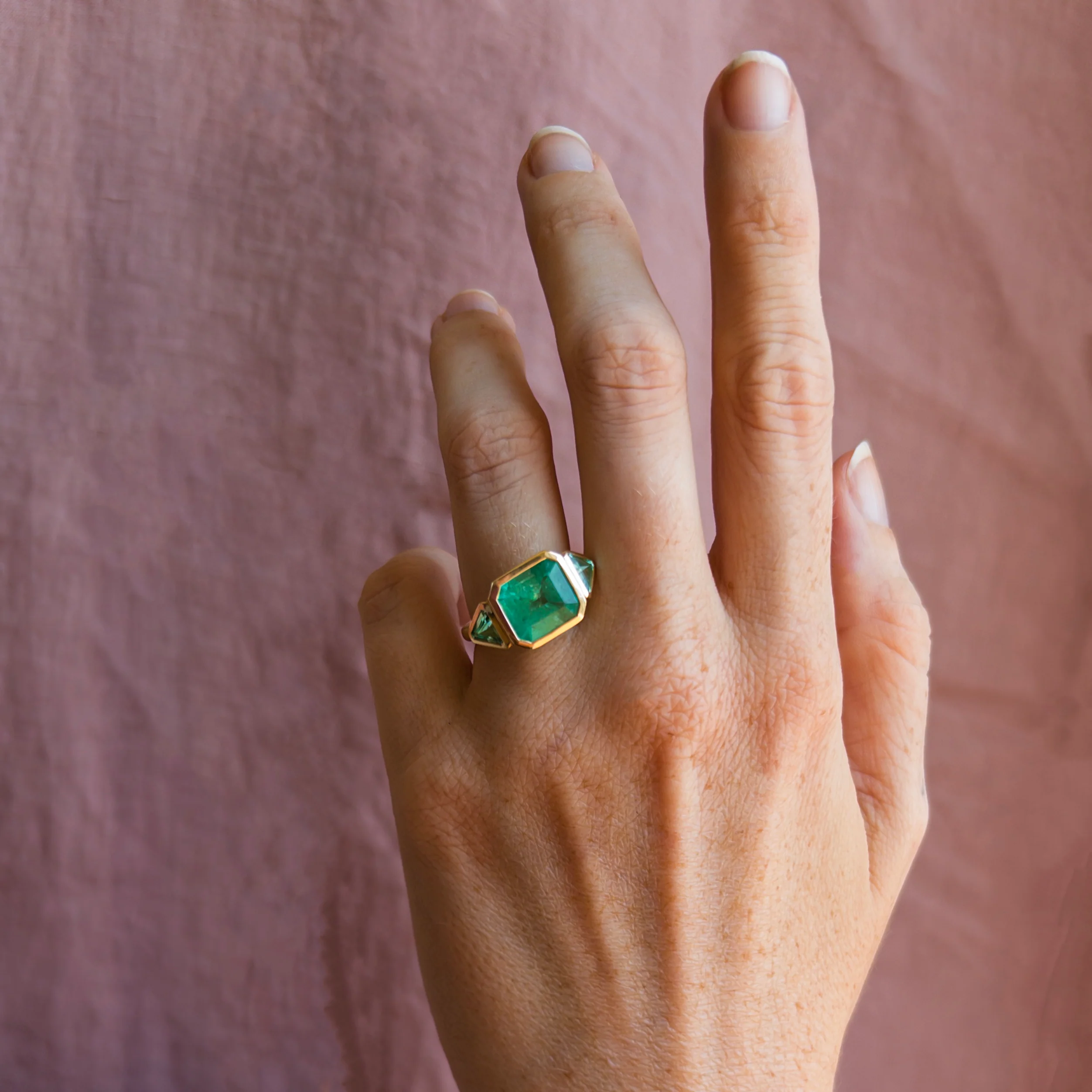 4.33tcw Emerald Three Stone Ring - Image 4