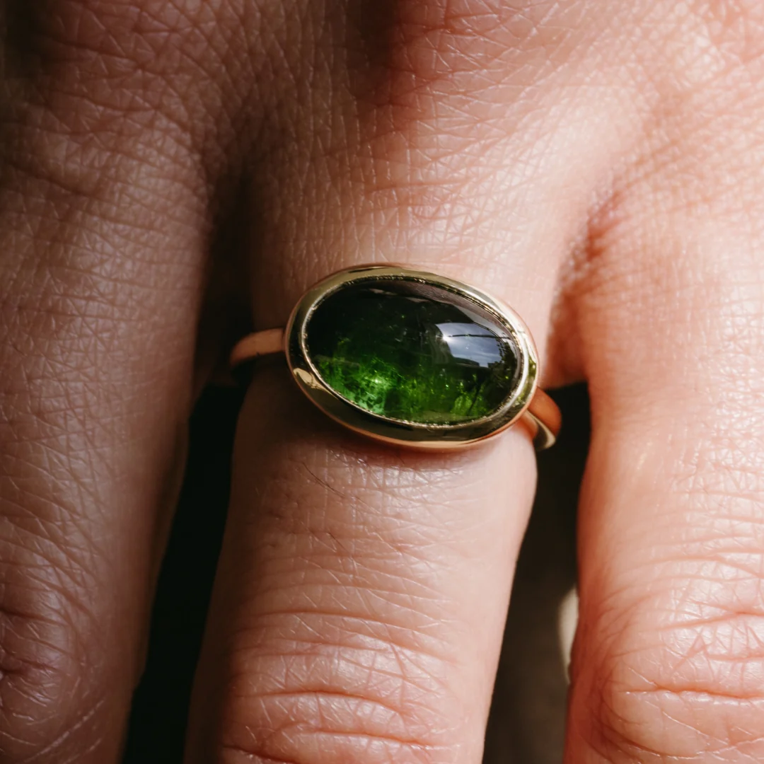5.59ct Tourmaline Cabachon Bezel Ring - Image 4