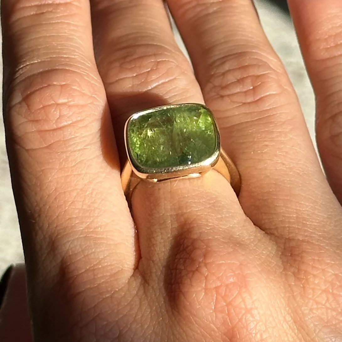 9.2CT GREEN TOURMALINE BEZEL RING - Image 7