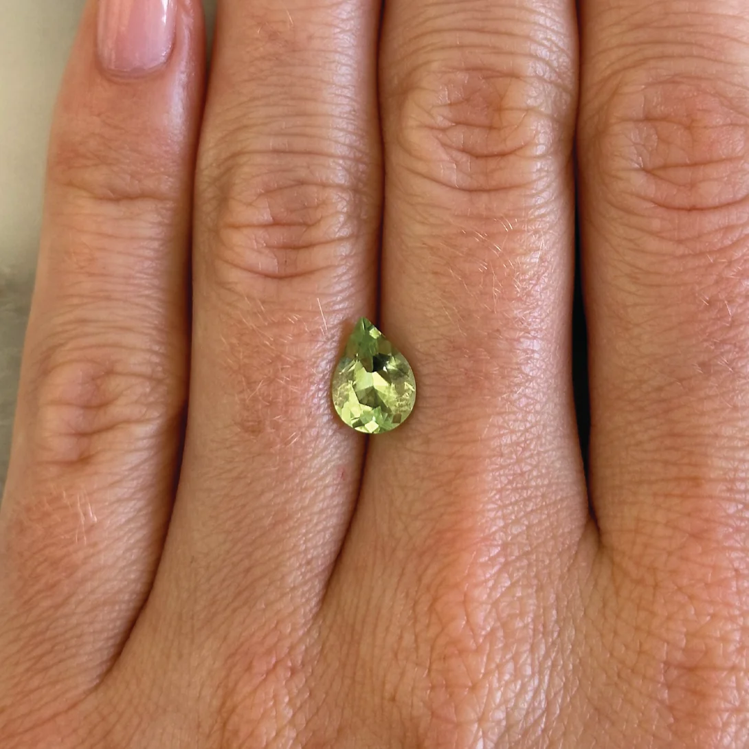 BESPOKE 1.56CT GREEN PERIDOT PEAR - Image 2