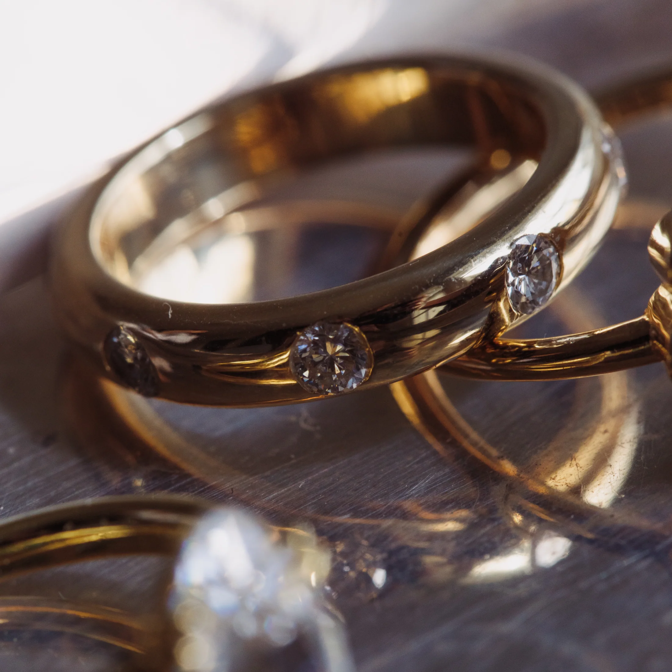 Diamond Flush Set Round Band - Image 4