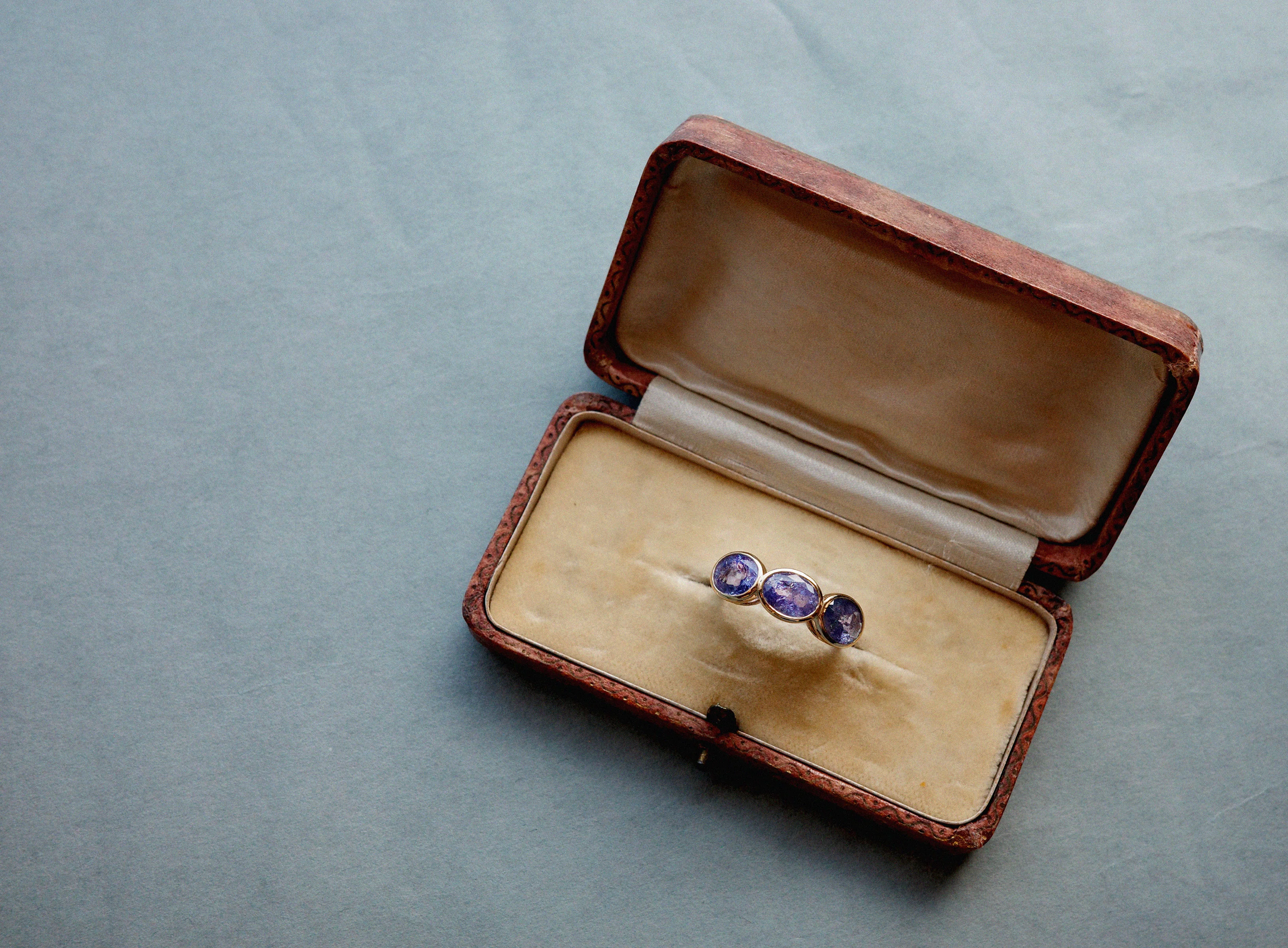 Tanzanite Three Stone Oval Bezel Ring - Image 5