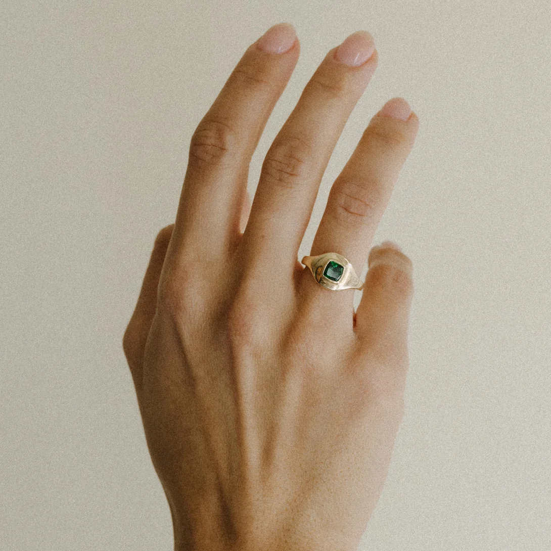 TSAVORITE RIPPLE SIGNET RING - Image 2