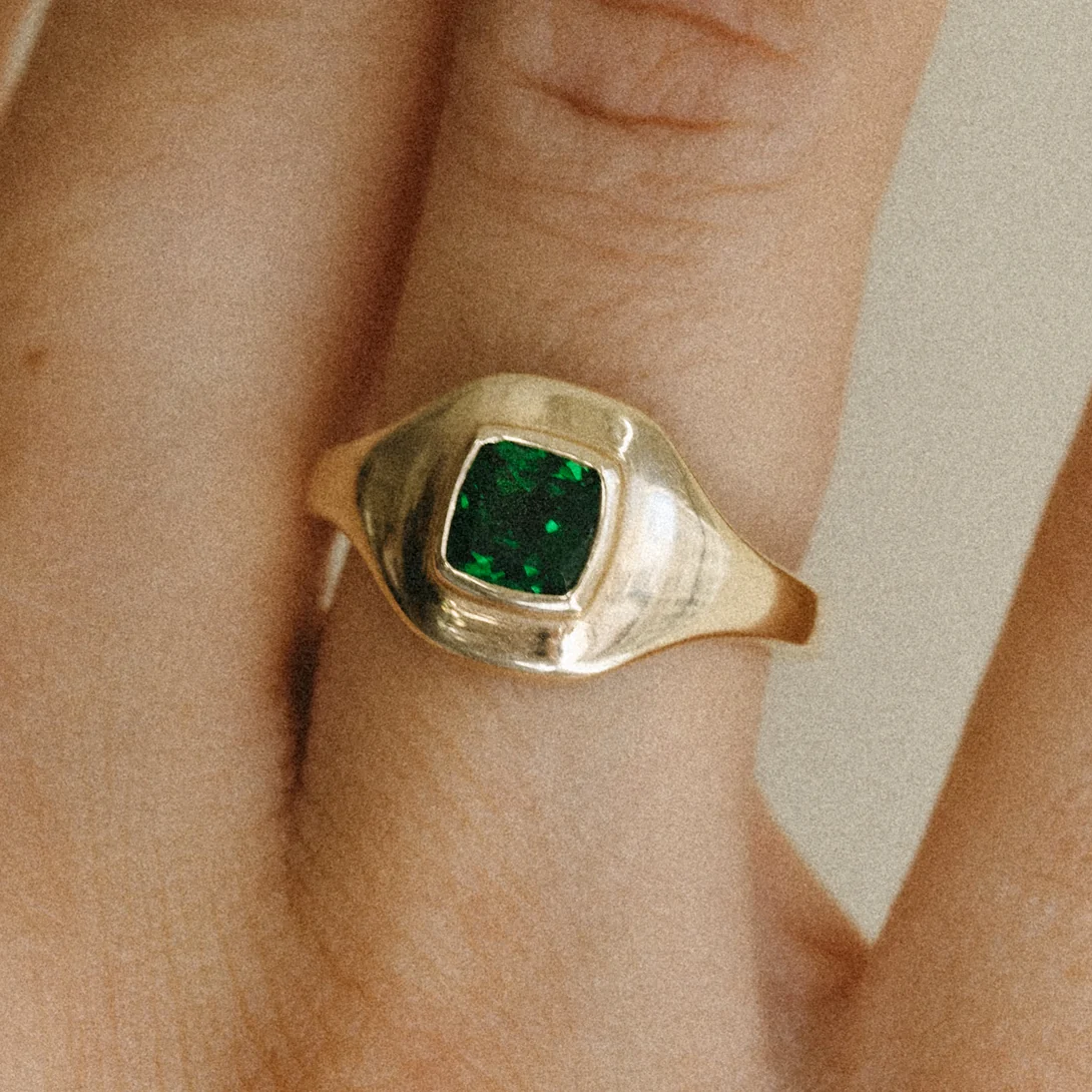 TSAVORITE RIPPLE SIGNET RING - Image 3
