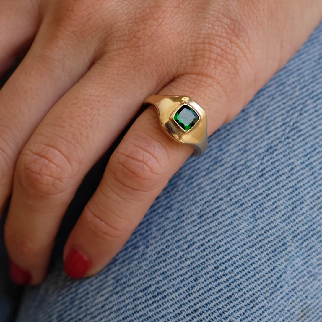 TSAVORITE RIPPLE SIGNET RING - Image 6